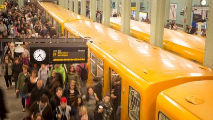 Dicht gedrängt steigen Menschen aus einer U-Bahn im Bahnhof am Alexanderplatz.