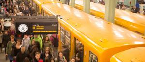Dicht gedrängt steigen Menschen aus einer U-Bahn im Bahnhof am Alexanderplatz.