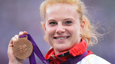 Betty Heidler strahlte 2012 in London nach dem Gewinn ihrer Bronzemedaille. Nachträglich bekam sie nun Silber.