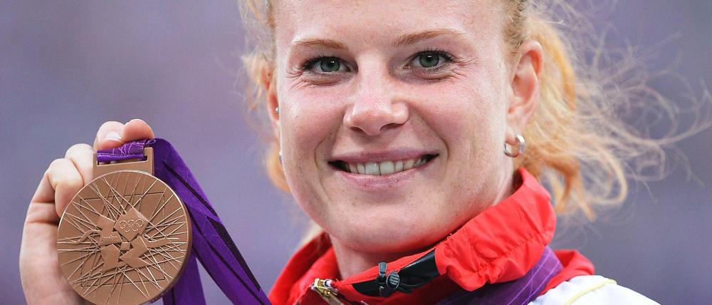 Betty Heidler strahlte 2012 in London nach dem Gewinn ihrer Bronzemedaille. Nachträglich bekam sie nun Silber.