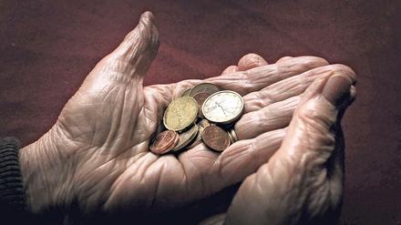 Geld zählen. Erwerbsgeminderte kommen mit ihrer Rente oft nicht über die Runden.