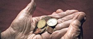 Geld zählen. Erwerbsgeminderte kommen mit ihrer Rente oft nicht über die Runden.