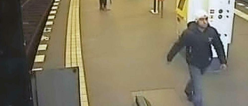 Der Tatverdächtige. Dieser Mann wird polizeilich gesucht.