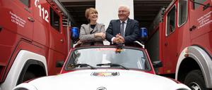 Bundespräsident Frank-Walter Steinmeier und seine Frau Elke Büdenbender beim Besuch der Freiwilligen Feuerwehr.
