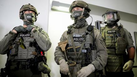 GSG9-Spezialeinsatzkräfte lassen sich beim Besuch des Bundesinnenministers in der neuen Bundespolizeidirektion 11 fotografieren.