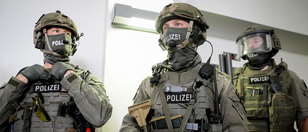 GSG9-Spezialeinsatzkräfte lassen sich beim Besuch des Bundesinnenministers in der neuen Bundespolizeidirektion 11 fotografieren.