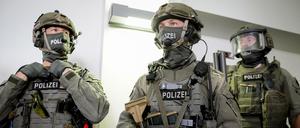 GSG9-Spezialeinsatzkräfte lassen sich beim Besuch des Bundesinnenministers in der neuen Bundespolizeidirektion 11 fotografieren.