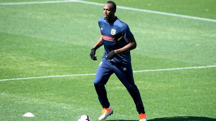 Ein ungewohnter Anblick: Usain Bolt setzt seine Welttournee am Ball fort und trainiert jetzt in Australien. 