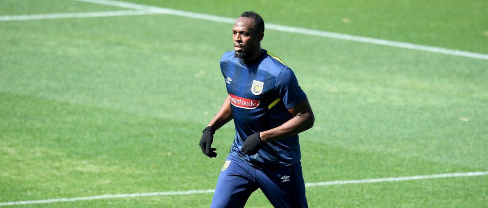 Ein ungewohnter Anblick: Usain Bolt setzt seine Welttournee am Ball fort und trainiert jetzt in Australien. 