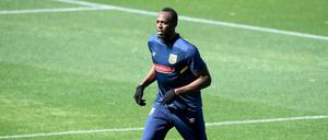 Ein ungewohnter Anblick: Usain Bolt setzt seine Welttournee am Ball fort und trainiert jetzt in Australien. 