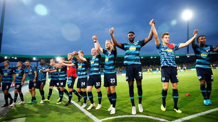 Grund zum Feiern: Hertha feiert das 2:1 gegen die Eintracht Braunschweig, an dem Dennis Jastrzembski (Nummer 32) mit einer Vorlage beteiligt war.