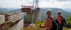 Wanderer stehen vor der rund 1,7 Kilometer langen Hochmoselbrücke.