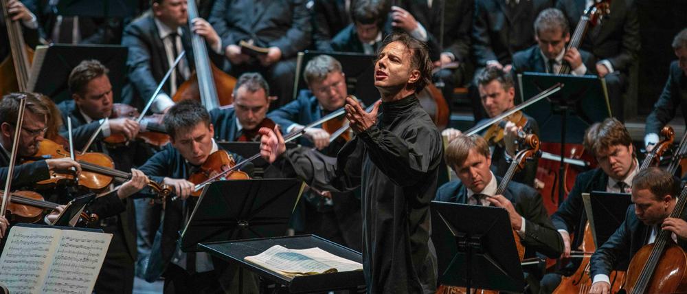 Teodor Currentzis und sein MusicAeterna-Ensemble beim Auftaktkonzert in Salzburg.