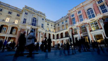 Die Neugier ist groß: Besucherinnen und Besucher der Langen Nacht der Museen besichtigen am 25. August 2018 den Schlüterhof im Humboldt Forum.