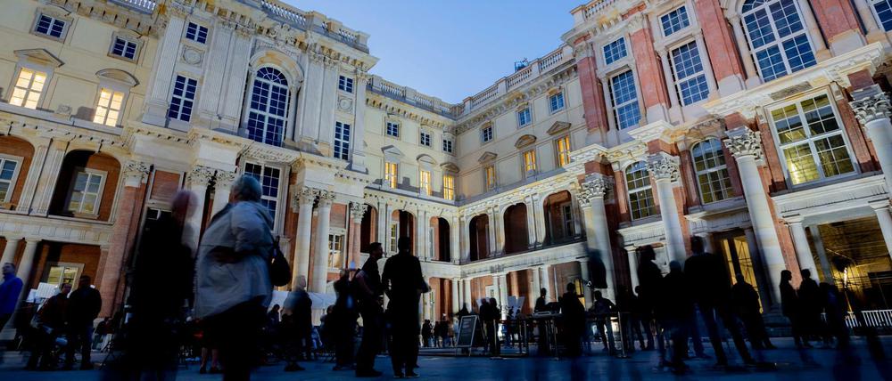 Die Neugier ist groß: Besucherinnen und Besucher der Langen Nacht der Museen besichtigen am 25. August 2018 den Schlüterhof im Humboldt Forum.