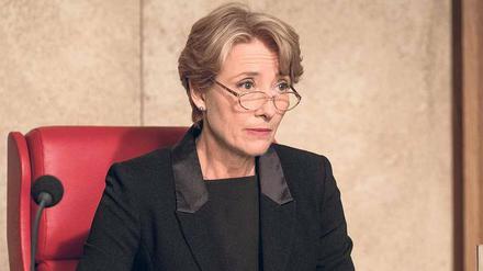 Urteil. Richterin Fiona (Emma Thompson) verfügt über Leben und Tod.