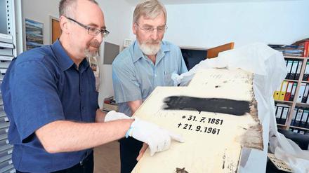 Geschwärzte Geschichte. Rainer Klemke und Kurator Manfred Wichmann (links) sichten Objekte für das geplante Museum.