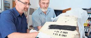 Geschwärzte Geschichte. Rainer Klemke und Kurator Manfred Wichmann (links) sichten Objekte für das geplante Museum.