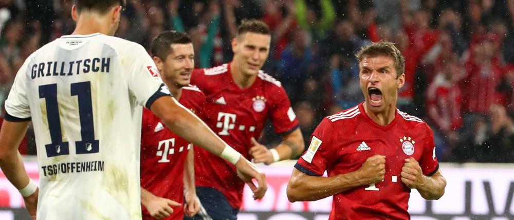 Thomas Müller (rechts) erzielte in der 23. Minute für Bayern München das Premierentor der neuen Spielzeit.