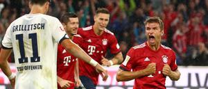 Thomas Müller (rechts) erzielte in der 23. Minute für Bayern München das Premierentor der neuen Spielzeit.