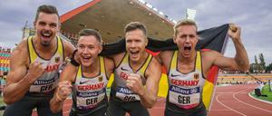 Die Deutschen Reinhold Bötzel, Felix Streng, Markus Rehm und Johannes Floors feiern im Ziel ihre Goldmedaille in der Staffel. 