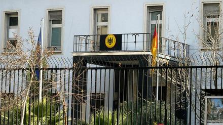 Passanten vor der deutschen Botschaft in Teheran.