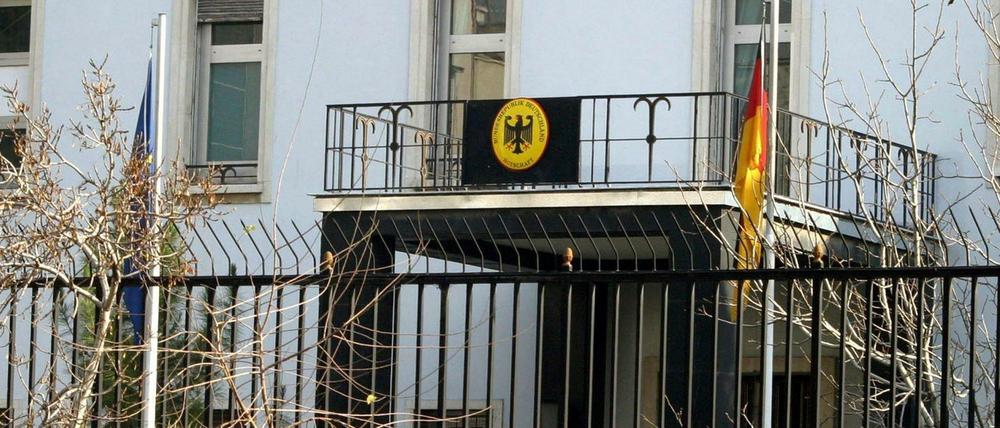 Passanten vor der deutschen Botschaft in Teheran.