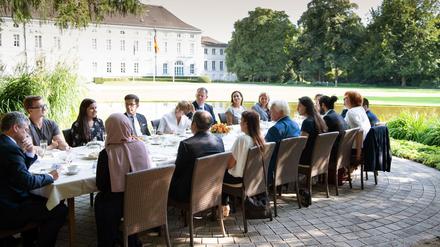 Bundespräsident Frank-Walter Steinmeier und seine Frau Elke Büdenbender im Gespräch am Kaffeetisch.