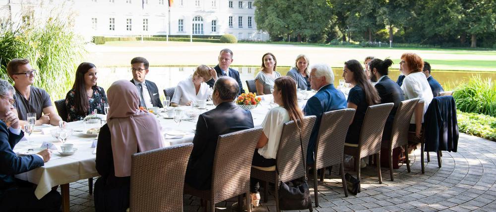 Bundespräsident Frank-Walter Steinmeier und seine Frau Elke Büdenbender im Gespräch am Kaffeetisch.