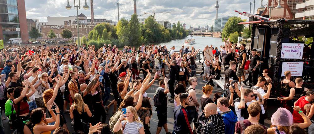 Der Zug der Musikdemo "Zug der Liebe" zieht auf der Schillingbrücke über die Spree.