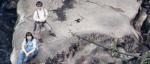 Felsenfest. Als Kind kletterte unsere Autorin (vorne) problem- und furchtlos über glitschige Felsen im Maggiatal. 
