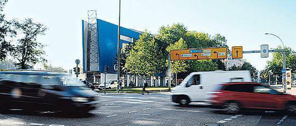 Das Kino am Treptower Park ist vom Verkehr umtost. Die Auslastung ist zu gering.