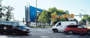 Das Kino am Treptower Park ist vom Verkehr umtost. Die Auslastung ist zu gering.