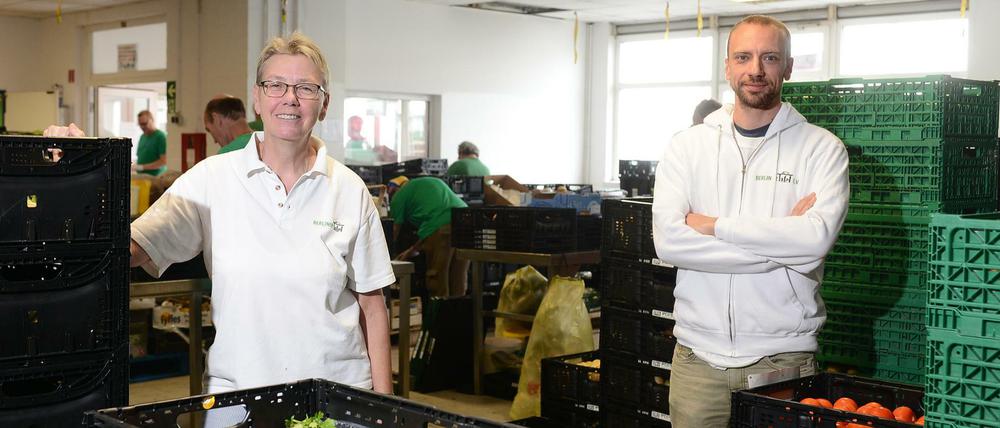 Die Gründerin der Berliner Tafel, Sabine Werth, und der für das Sammeln für Spenden zuständige Pier Luigi Lovisotto.