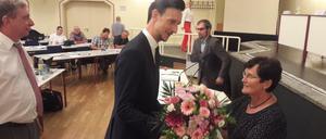 SPD-Stadtrat Gordon Lemm überreicht Bürgermeisterin Dagmar Pohle Blumen. Links wartet der AfD-Verordnete Bernd Pachal.