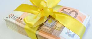 Einfach einwickeln oder doch in eine Karte? Geld schenken ist gar nicht so einfach.
