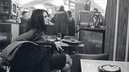 Begegnungen erhöhen bei Modiano die Ortskenntnis. Mitte der sechziger Jahre in einem Café in der Pariser Rue de Buci.