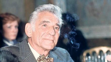 Natürliche Daseinsform. Leonard Bernstein mit Zigarette in der Hand, 1977 in Paris.