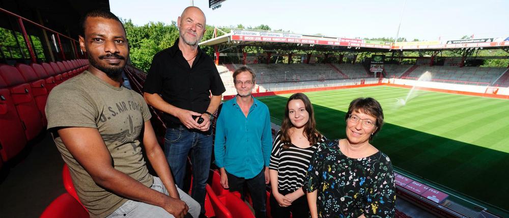 Yonas Kiebrom, Detlef Barthel, Peter Hermanns, Lia Salchli - Praktikantin im Sozialen Jahr bei "Türöffner" - und Grit Driewer (v.l.n.r.) in der Alten Försterei.