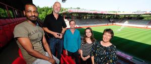 Yonas Kiebrom, Detlef Barthel, Peter Hermanns, Lia Salchli - Praktikantin im Sozialen Jahr bei "Türöffner" - und Grit Driewer (v.l.n.r.) in der Alten Försterei.
