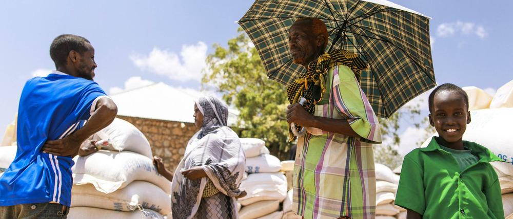 Bewohner eines Dorfes in der Somali Region in Äthiopien mit Lebensmittelspenden