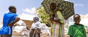 Bewohner eines Dorfes in der Somali Region in Äthiopien mit Lebensmittelspenden 