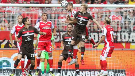 Hoch her ging es zwischen Union und St. Pauli.