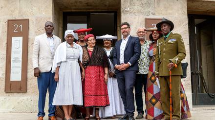 Eine NGO-Delegation der Herero und Nama aus Namibia trifft den Berliner Justizsenator Dirk Behrendt (Grüne).
