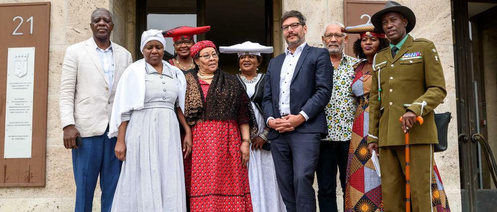 Eine NGO-Delegation der Herero und Nama aus Namibia trifft den Berliner Justizsenator Dirk Behrendt (Grüne).