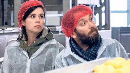 Kira Dorn (Nora Tschirner) und Lessing (Christian Ulmen) in einer thüringischen Kloß-Manufaktur. 
