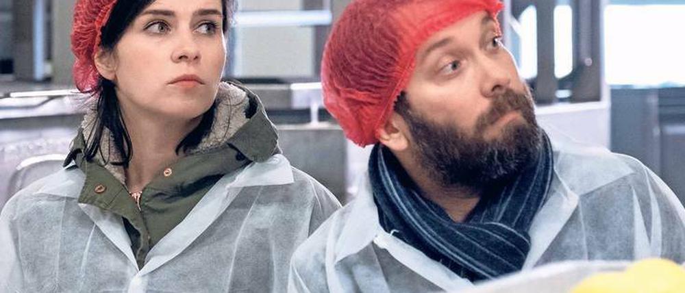Kira Dorn (Nora Tschirner) und Lessing (Christian Ulmen) in einer thüringischen Kloß-Manufaktur. 