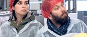Kira Dorn (Nora Tschirner) und Lessing (Christian Ulmen) in einer thüringischen Kloß-Manufaktur.