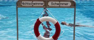 Einfach überdachen? Das Sommerbad Humboldthain in Mitte im Sommer.