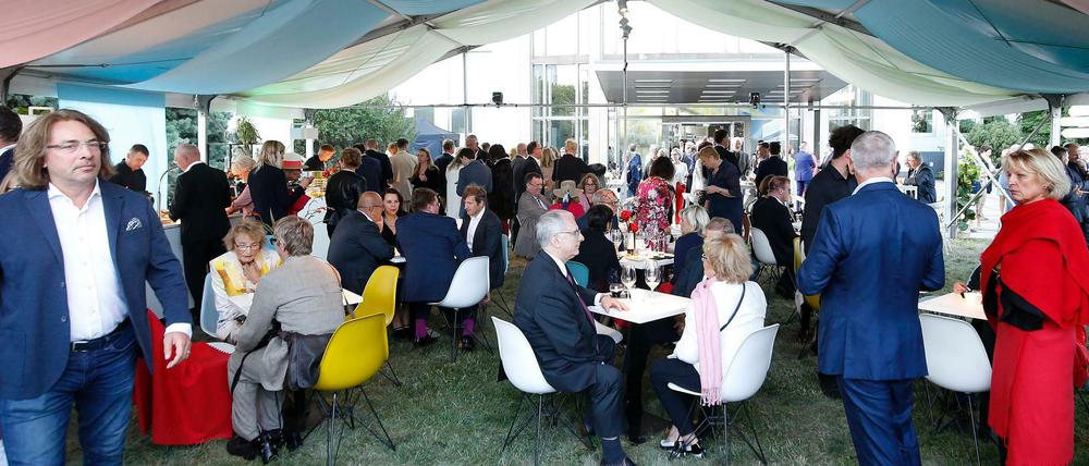 So sieht entspanntes Netzwerken unter dem Baldachin aus. Die Gäste konnten sich nicht nur über Klassiker der Sommerküche, sondern auch über internationales Street-Food freuen. Weitere Fotos finden Sie auch auf der Webseite des VBKI.